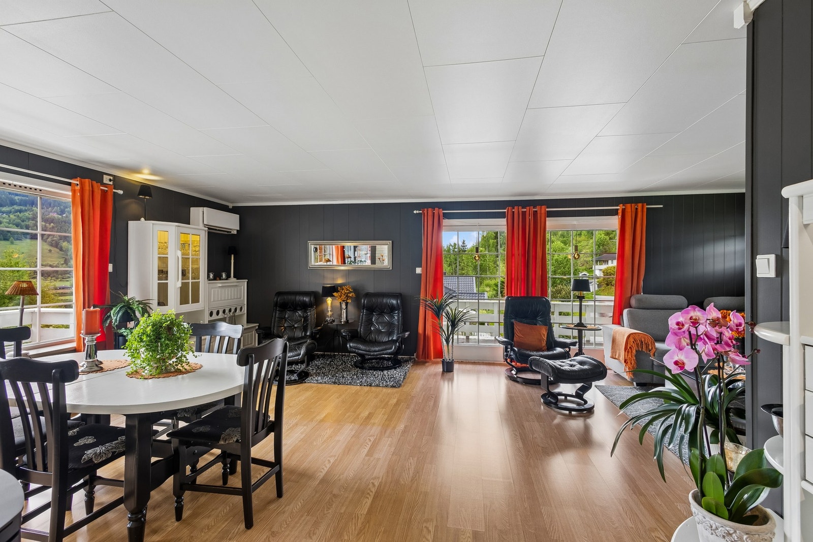 Stuen er romslig og innbydende, med god plass til møblering og mulighet for flere hyggelige sittesoner. Galleribilde