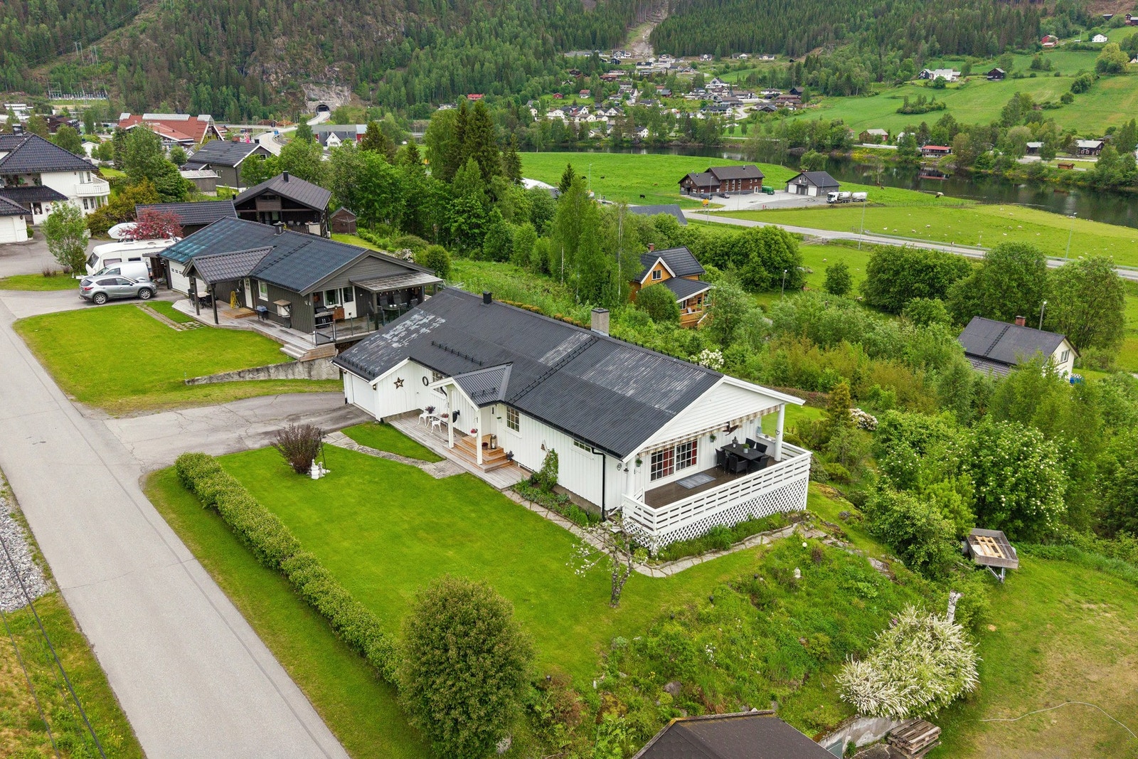Pent opparbeidet hage og uteområder rundt bebyggelsen. Galleribilde
