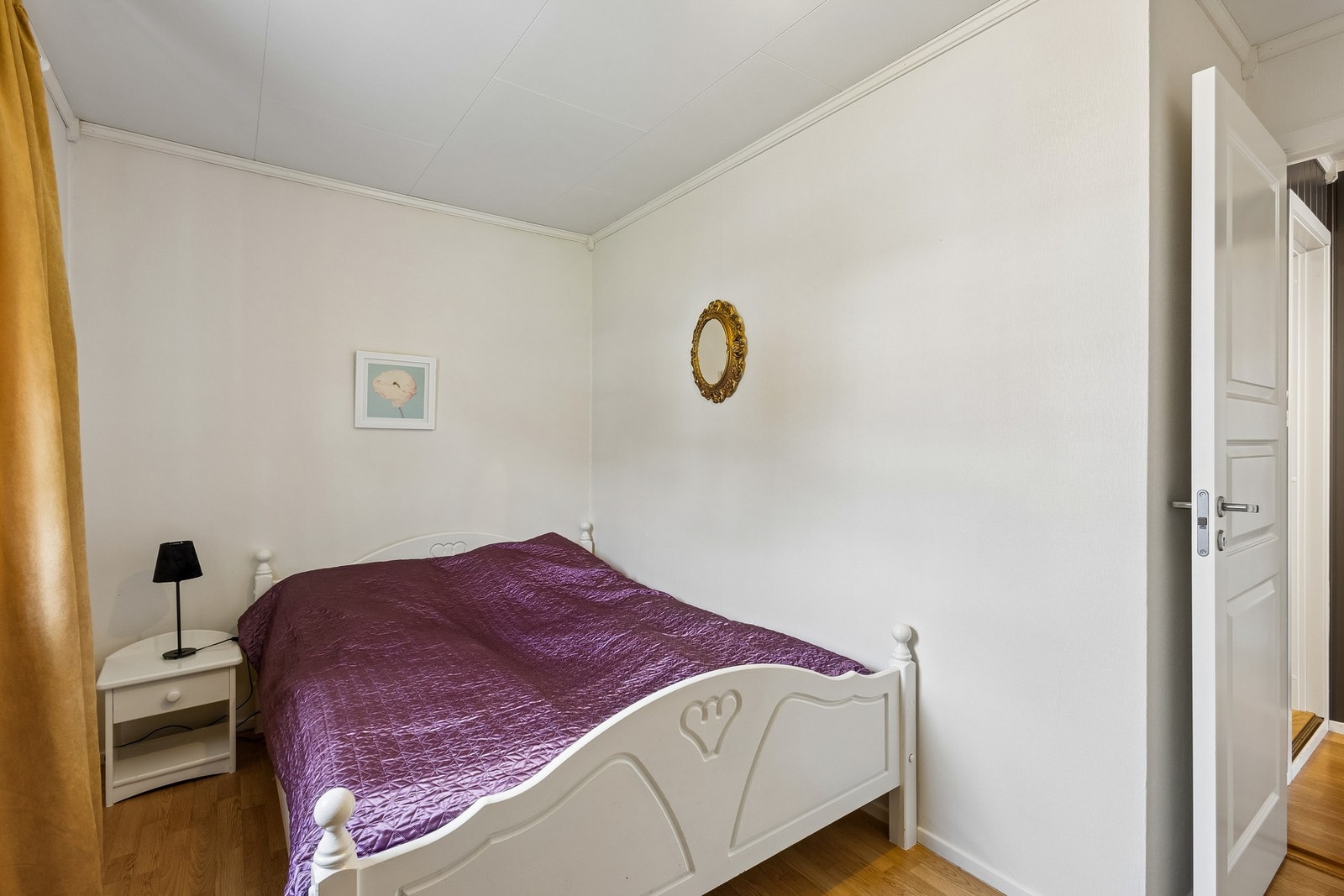 Soverom to med plass til dobbeltseng. Galleribilde
