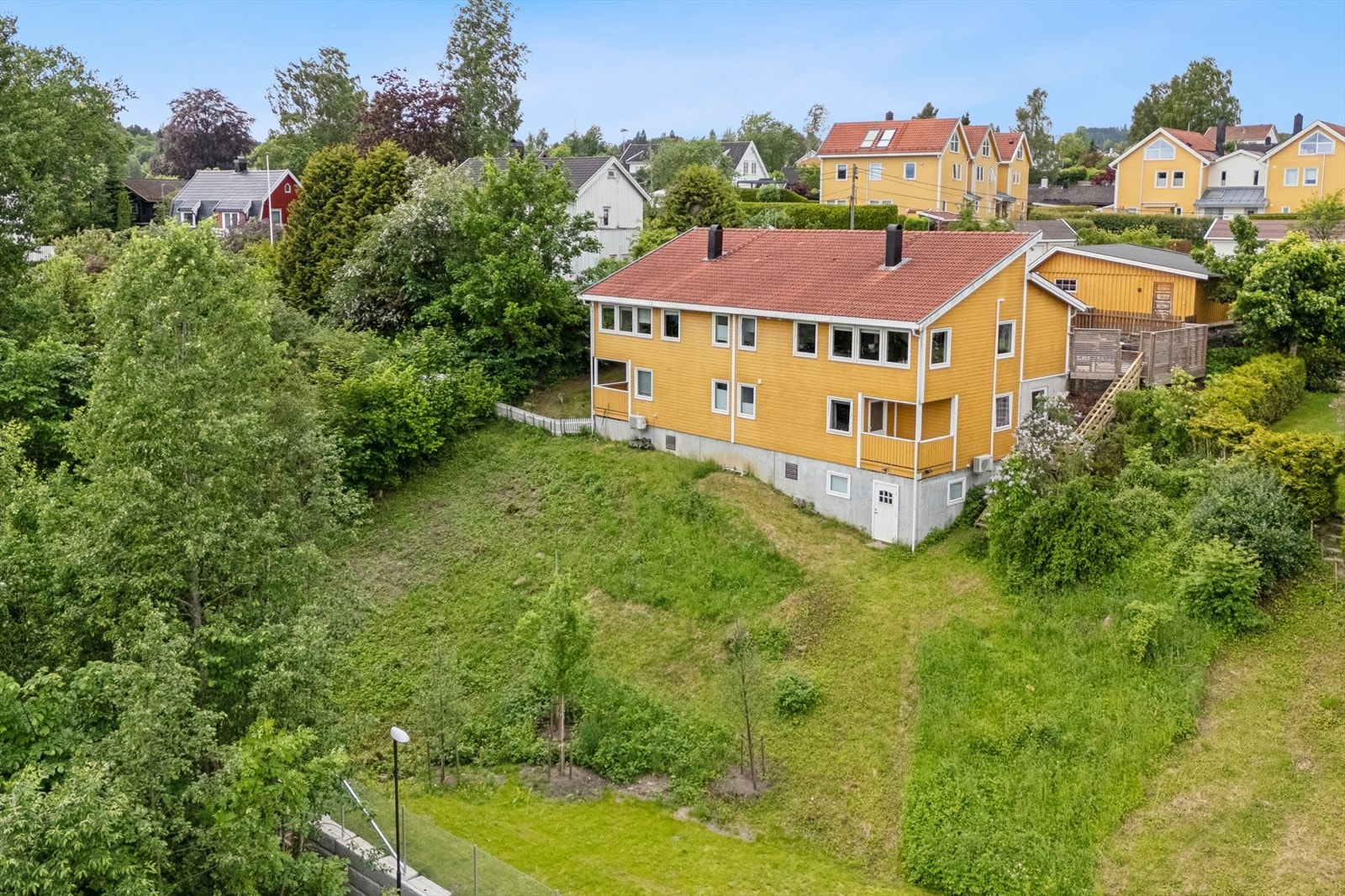 Velholdt og fin tomannsbolig over to plan. Det er også en krypkjeller til litt lagring Galleribilde
