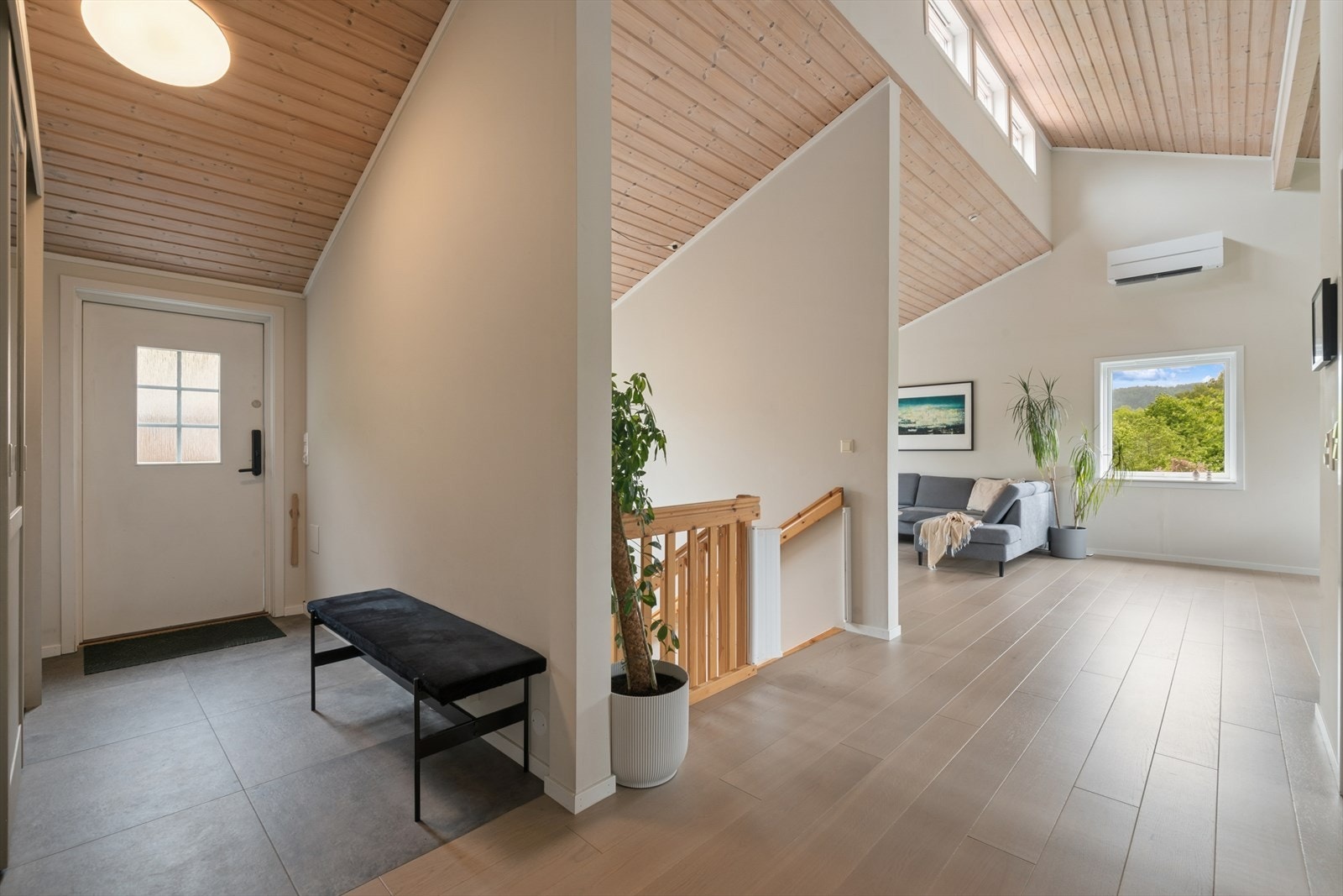 Lys entré med god takhøyde. Galleribilde