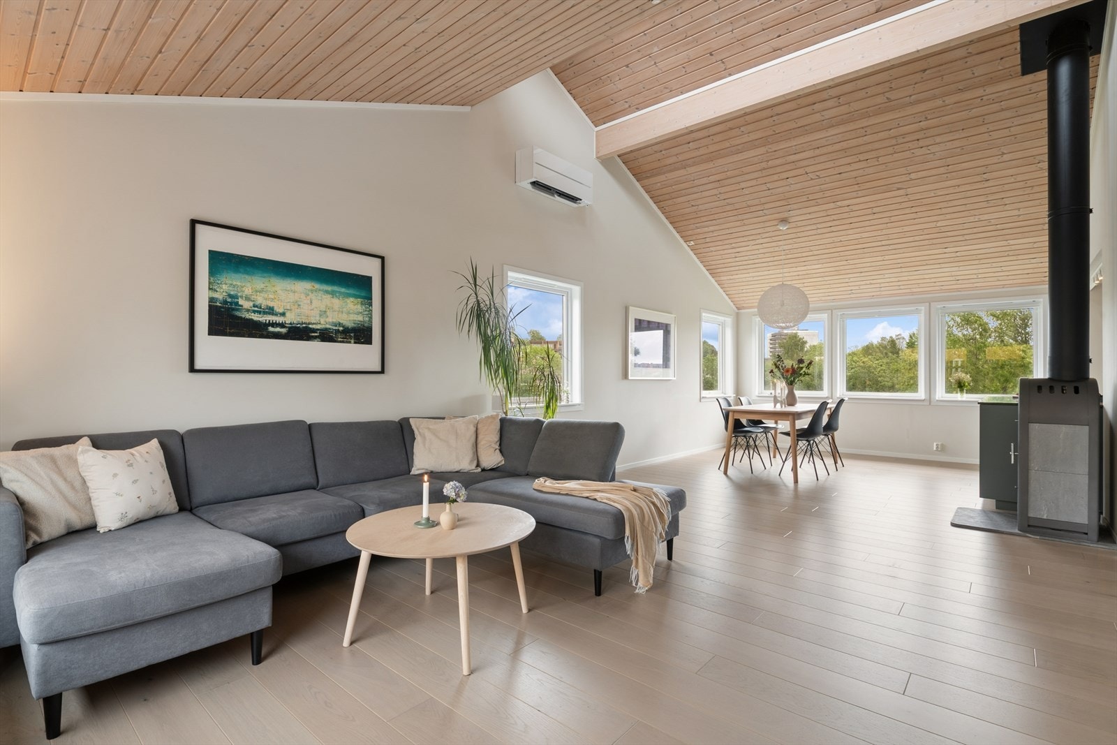 Stue/spisestue med god takhøyde og vedovn. Galleribilde