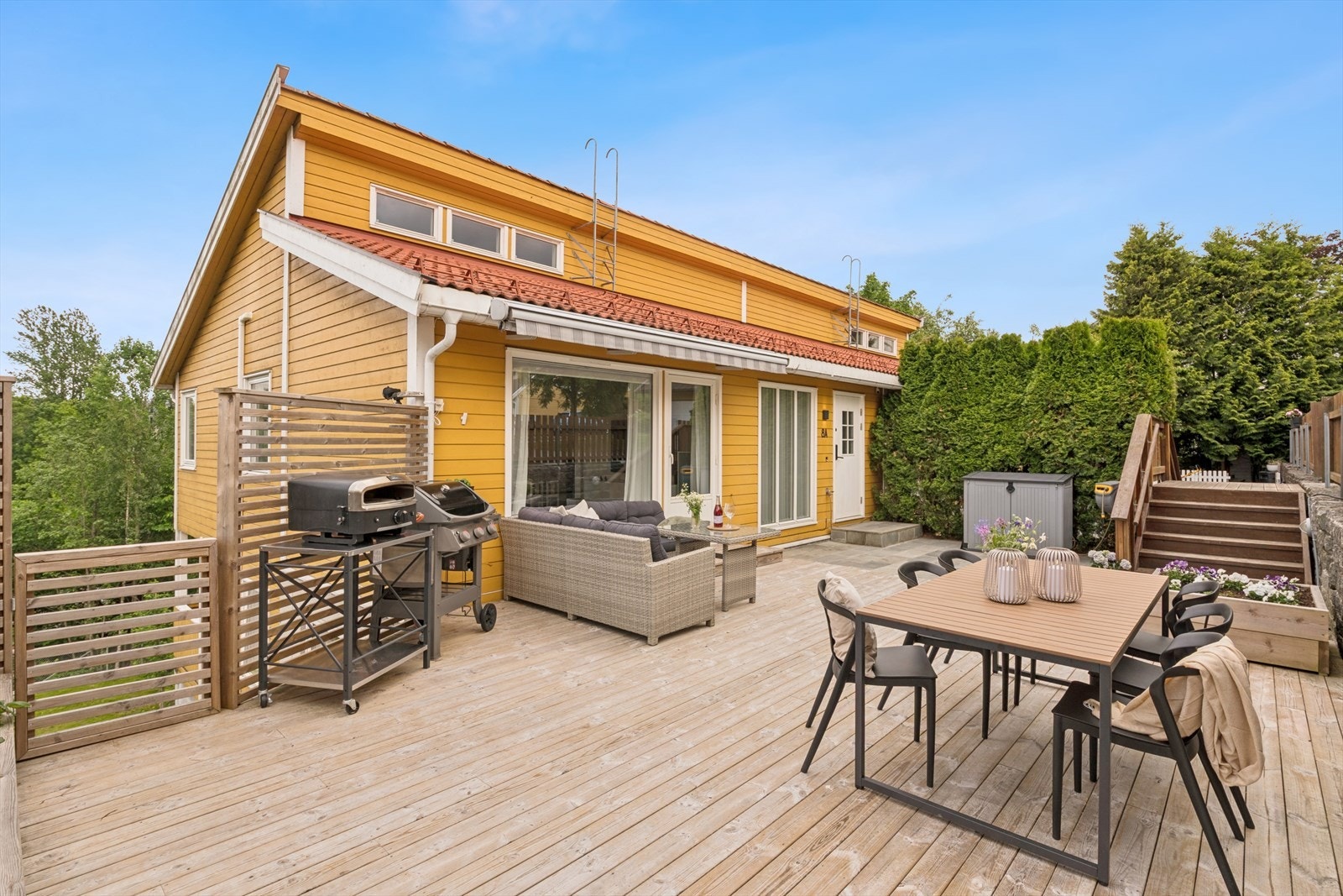 Stor og innbydende terrasse med nyere terrassegulv, god plass til grill, spisegruppe og sittegruppe. Galleribilde