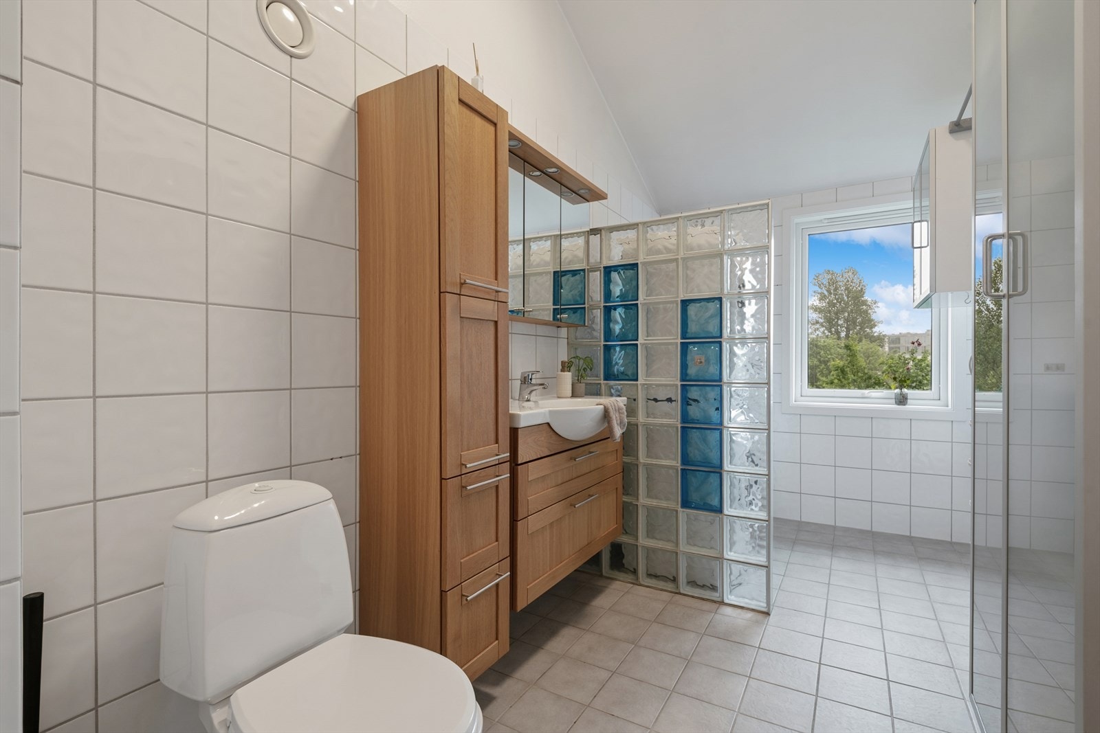 Flislagt bad/wc med vaskehjørne og varmtvannsbereder. Galleribilde