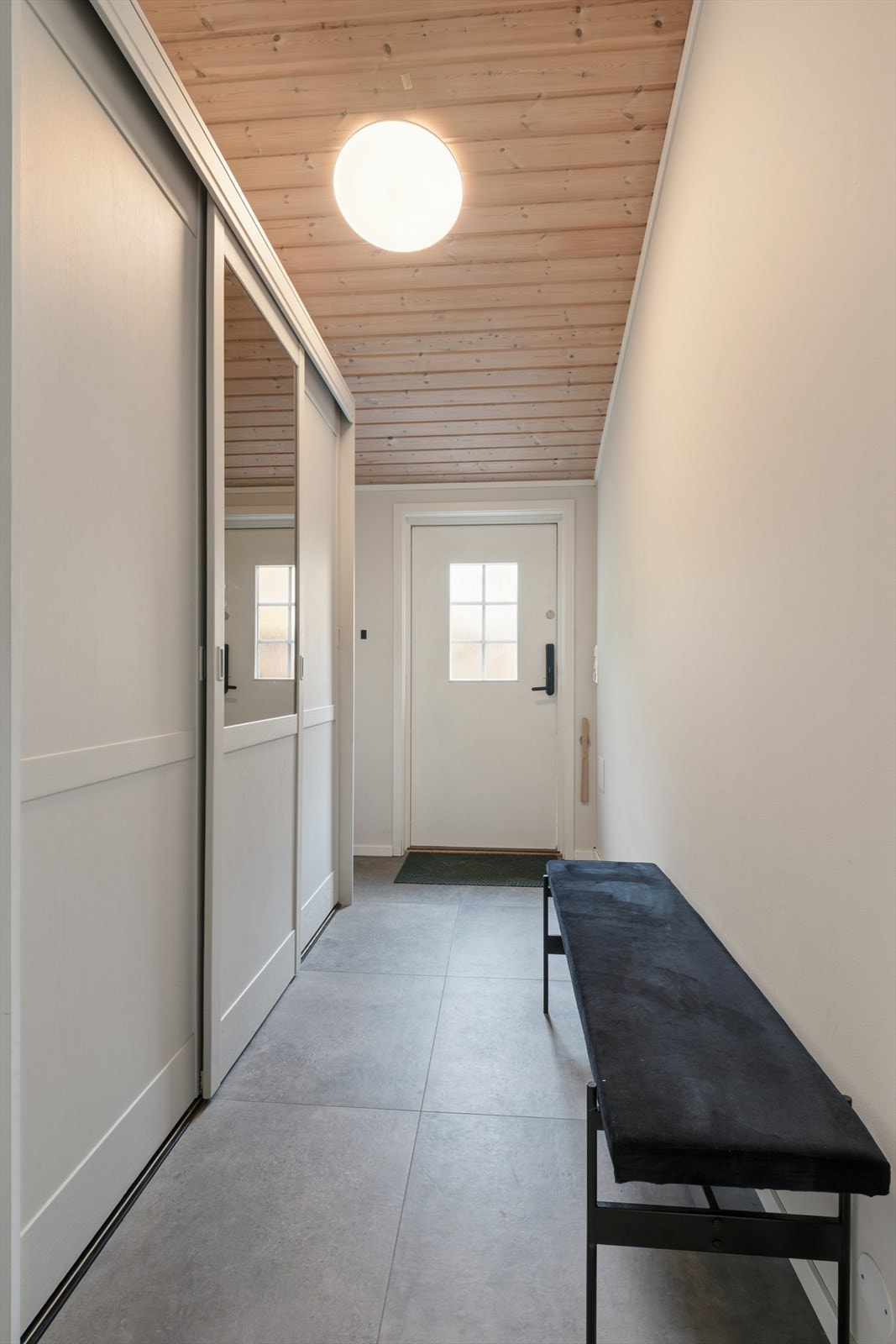 Entré med garderobeløsning og sittebenk Galleribilde