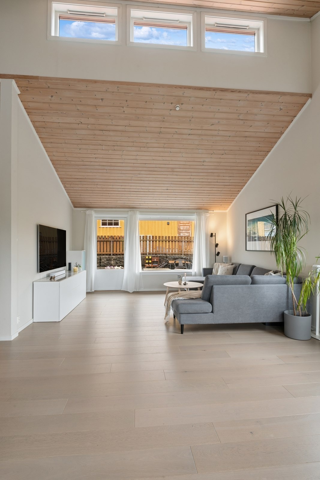 Romslig stue med store vindusflater. Galleribilde