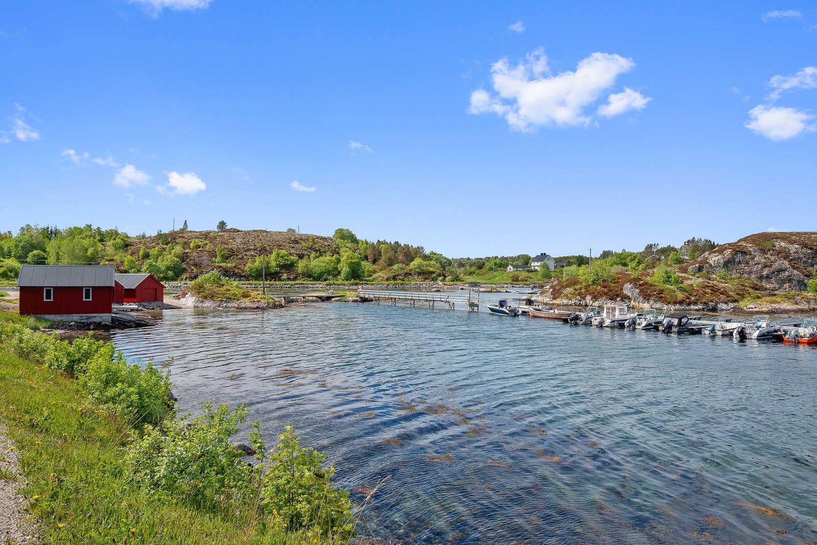 Med sjøen lett tilgjengelig er området ypperlig for fiske, dykking, kajakkpadling m.m. Galleribilde