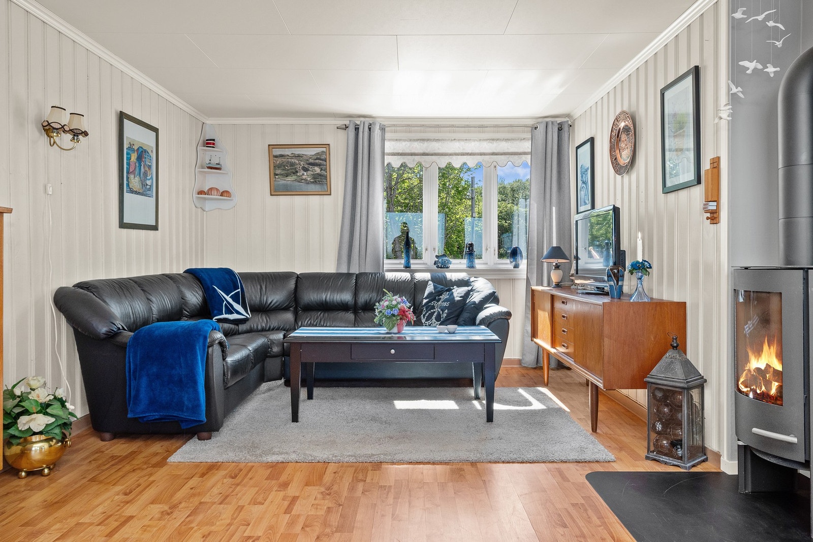 Stuen har blant annet plass til sofagruppe, TV, oppbevaringsmøblement m.m. Galleribilde