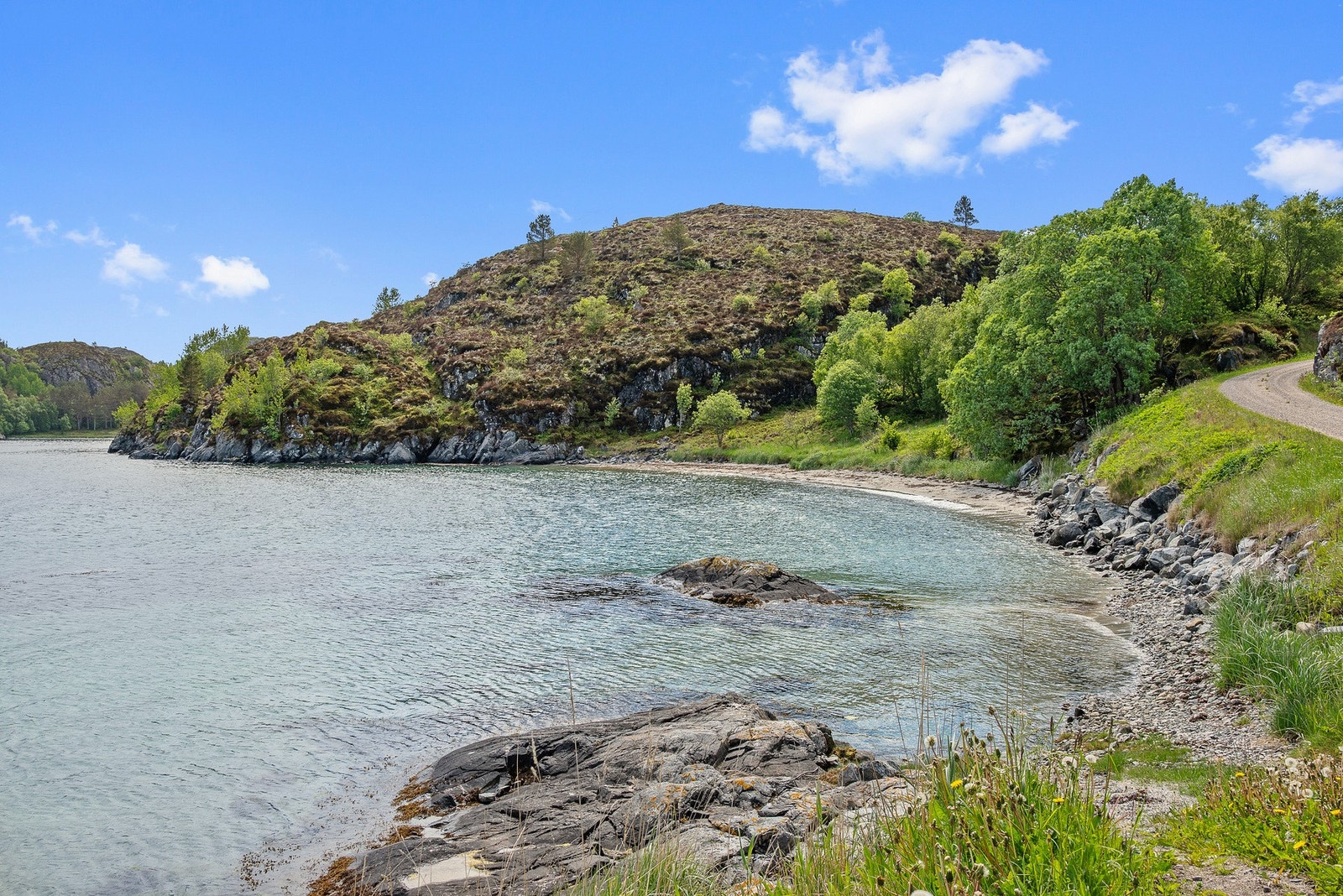 Ca 700 meter fra eiendommen finner man en flott strand Galleribilde