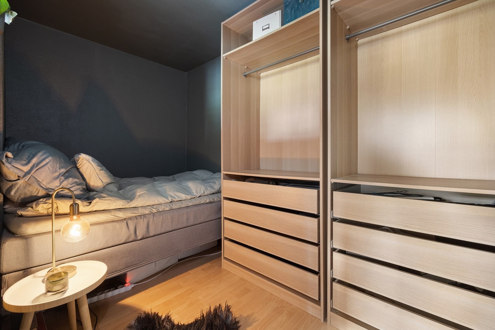 Alkoven har god plass til dobbeltseng og garderobe. Galleribilde