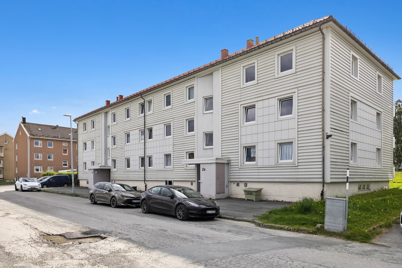 Borettslaget har felles parkeringsplasser og det er mulig å søke om garasje. Galleribilde