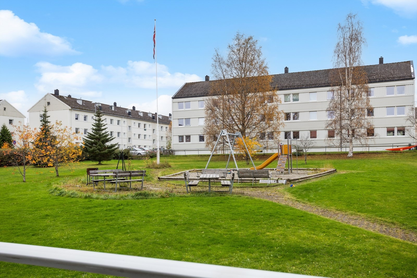 Borettslaget har store grøntområder utenfor balkongen. Galleribilde