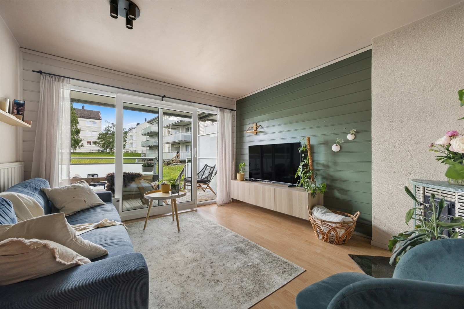 Stuen oppleves som lys med store vindusflater. Galleribilde