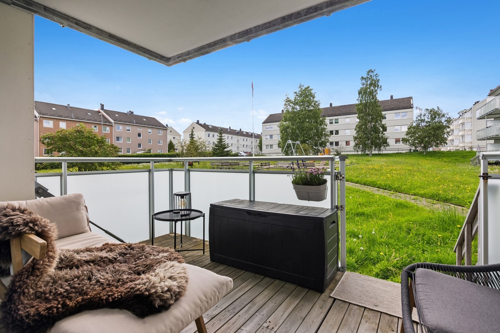 Fra balkongen er det direkte nedgang til felles grøntarealer. Galleribilde