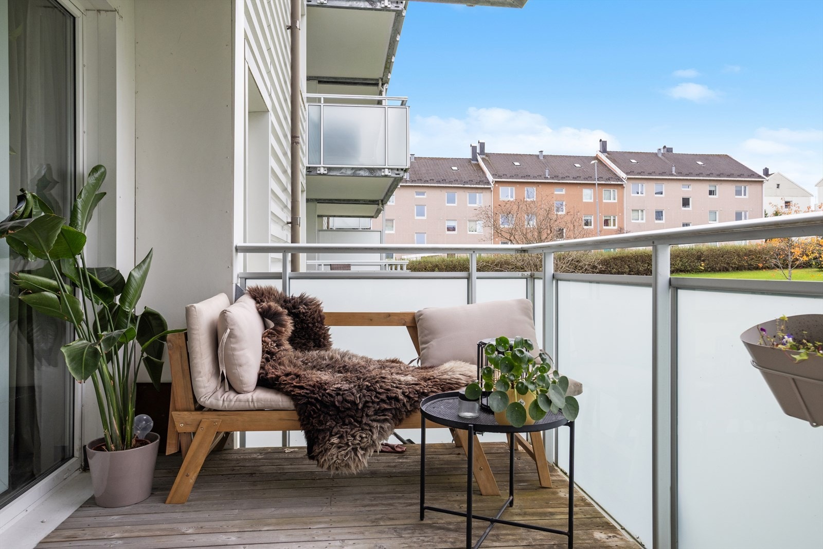 Balkongen byr på god plass til utemøblement. Galleribilde