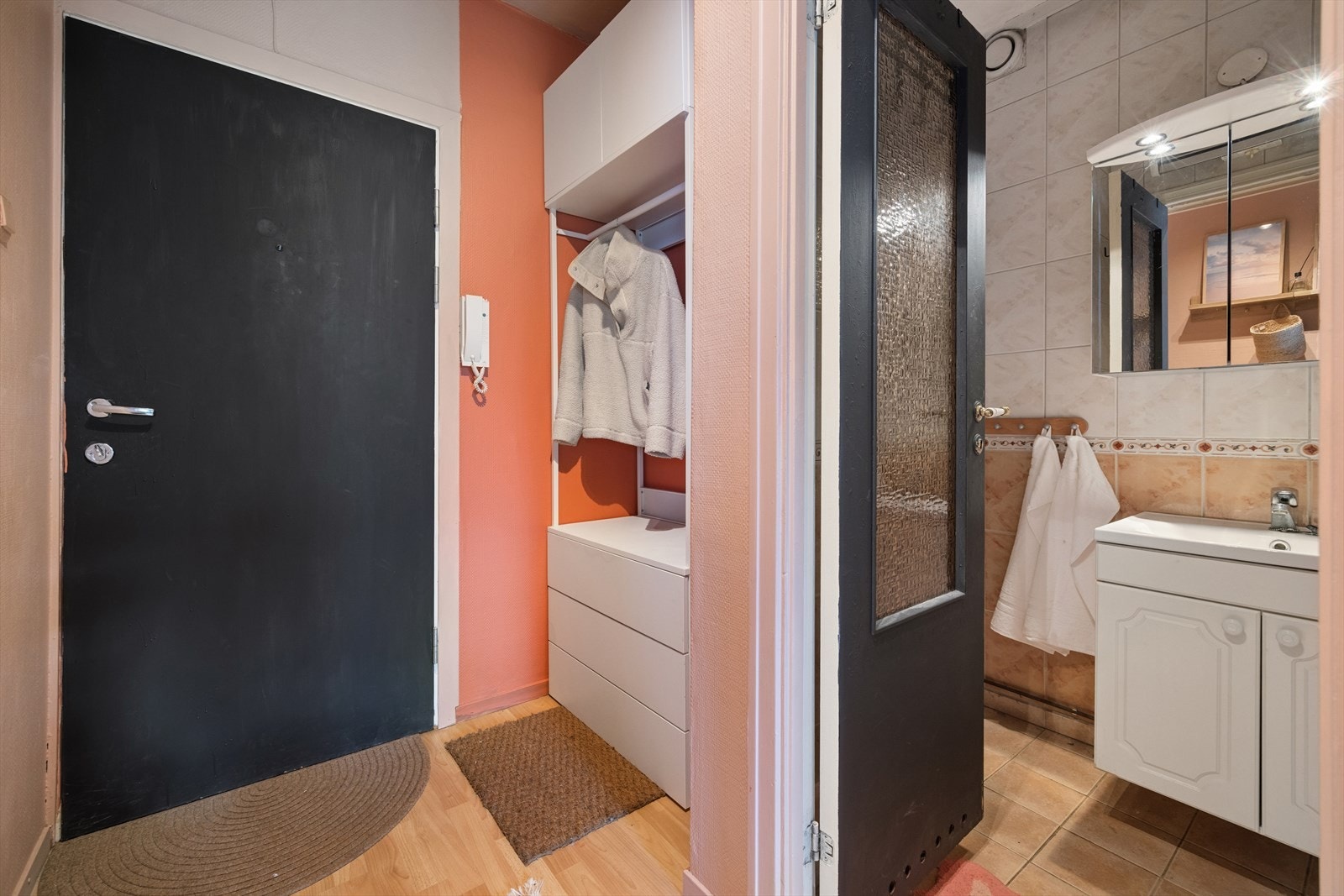 Entré på 3,8m² med plass for oppbevaring av yttertøy. Galleribilde
