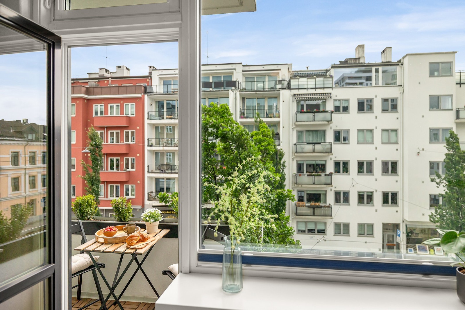 Store vindusflater (2015) slipper inn rikelig med dagslys Galleribilde