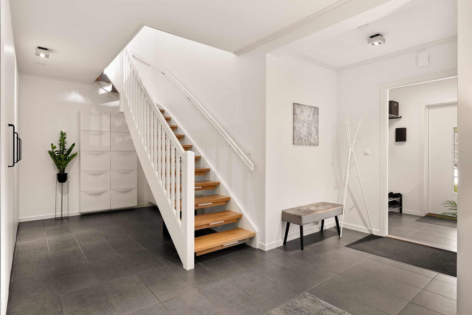 Romslig hall med god plass til sko og yttertøy. Galleribilde