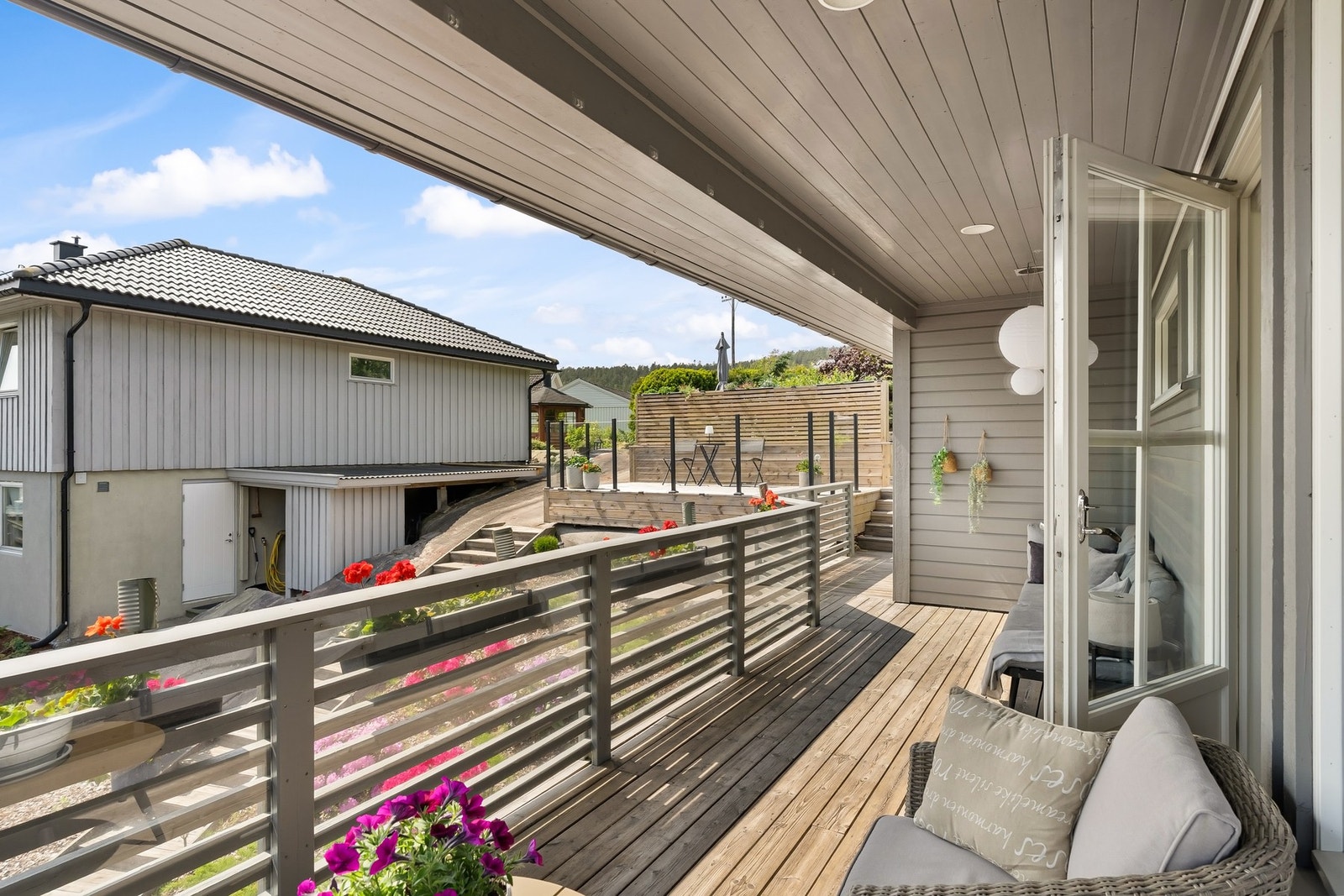Overbygd terrasse. Her sitter man lunt og skjermet. Galleribilde