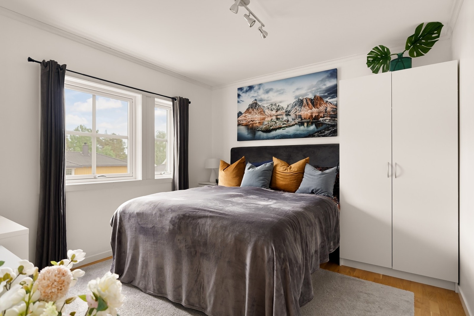 Soverom med god plass til dobbeltseng og garderobe. Galleribilde