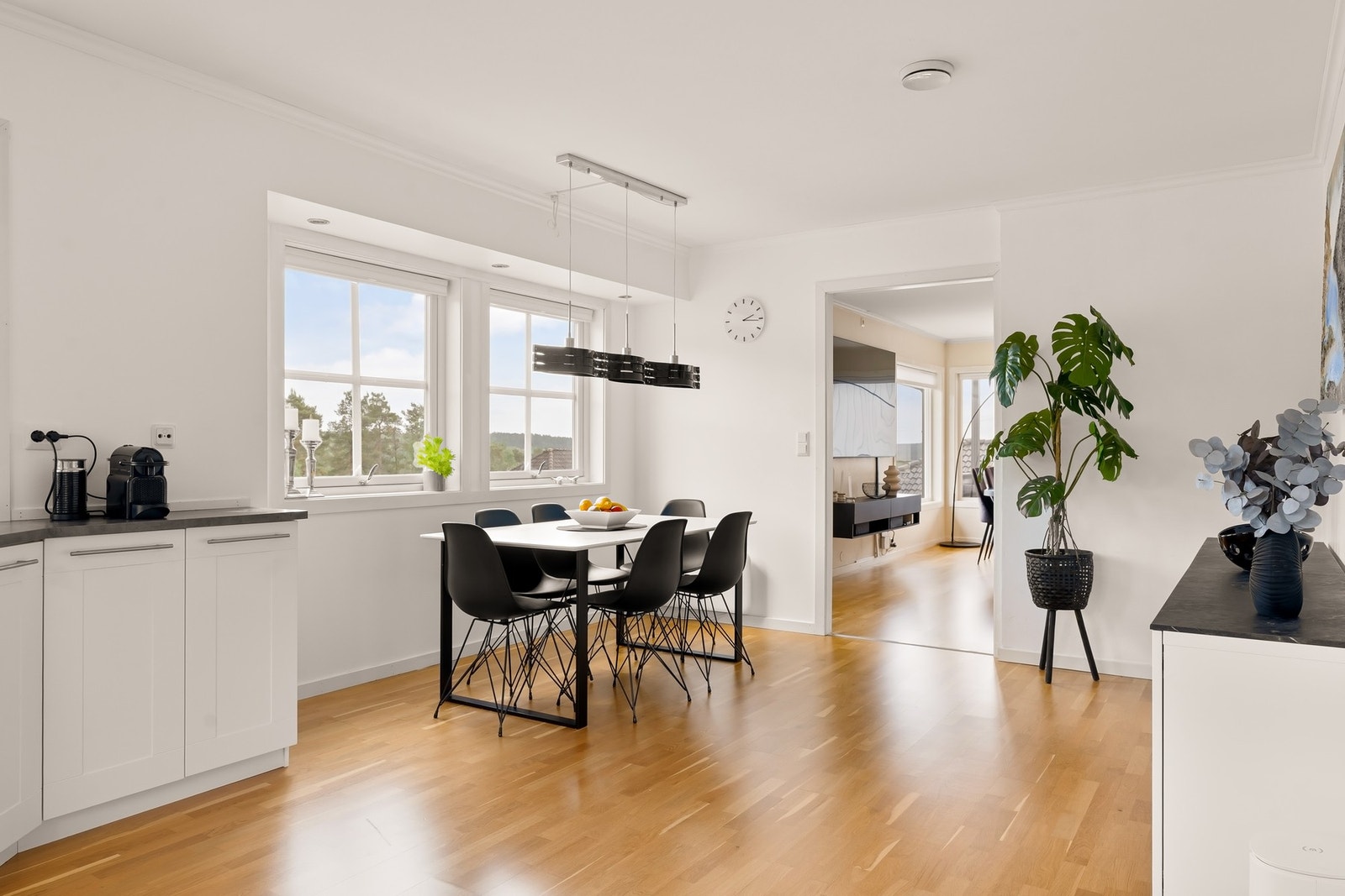 I tillegg til spisegruppe i stuen så er det også plass til en stor spisegruppe i tilknytning til kjøkkenet. Galleribilde
