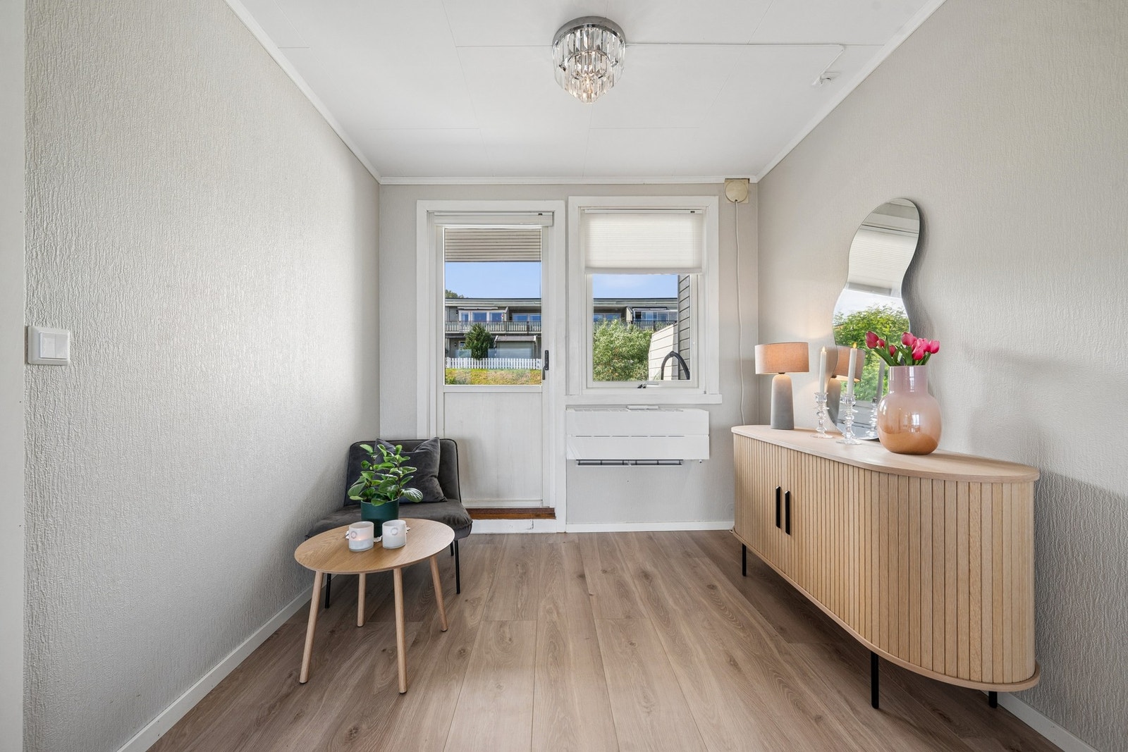 Ved verandadøren er det satt inn ny varmepumpe i 2024 som gir lun varme hele året. Foto: EFKT Galleribilde