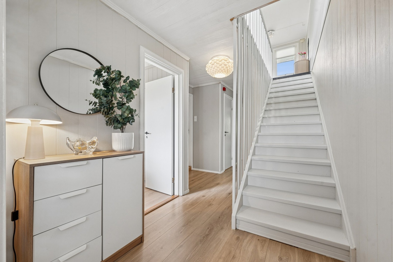 Lys og trivelig hall som leder deg inn til 3 soverom, bad og wc. Foto: EFKT Galleribilde
