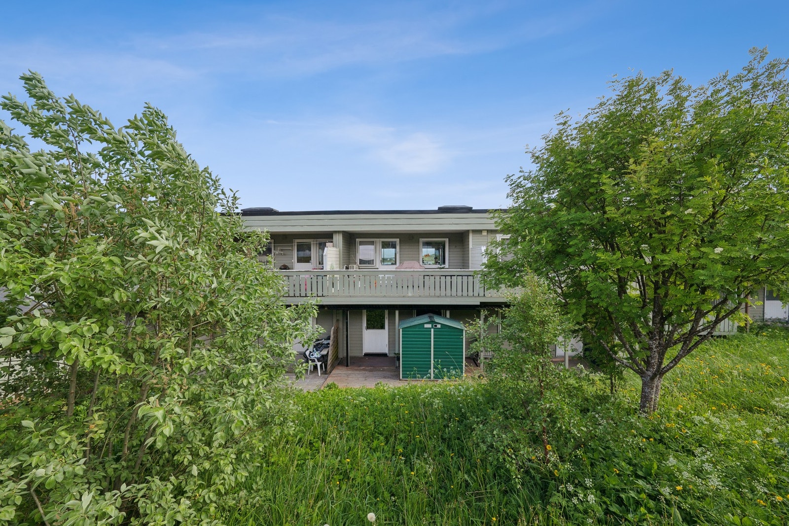 På baksiden av boligen er det en usjenert uteplass på bakkeplan. Foto: EFKT Galleribilde