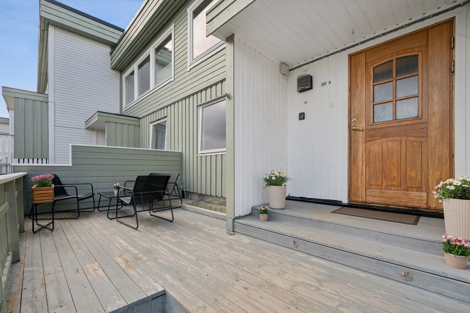 Ved inngangspartiet er det en egen terrasse med plass til en sittegruppe. Foto: EFKT Galleribilde