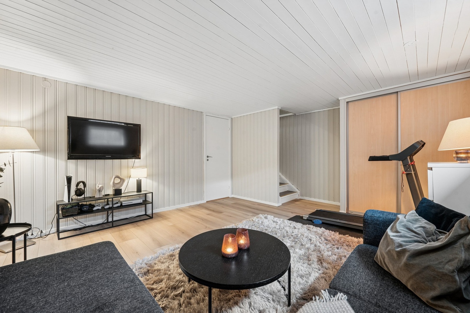 Rommet er allsidig og kan også fungere som treningsrom eller hobbyrom. Skyvedørsgarderobe gir god lagringsplass. Foto: EFKT Galleribilde