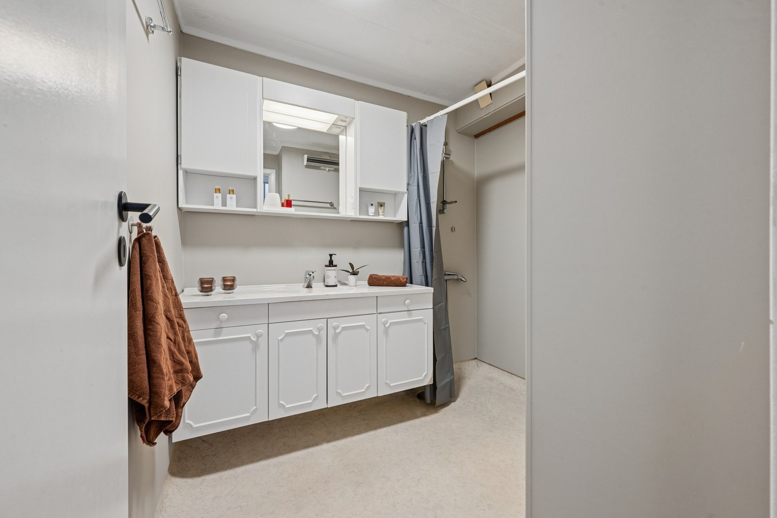 Baderommet er innredet med servantseksjon og dusjnisje. Foto: EFKT Galleribilde