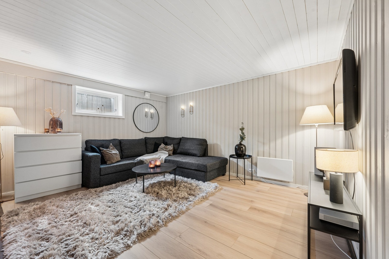 I underetasjen er det et stort, innredet rom som i dag er i brukt som kjellerstue (Ikke omsøkt til varig opphold). Foto: EFKT Galleribilde