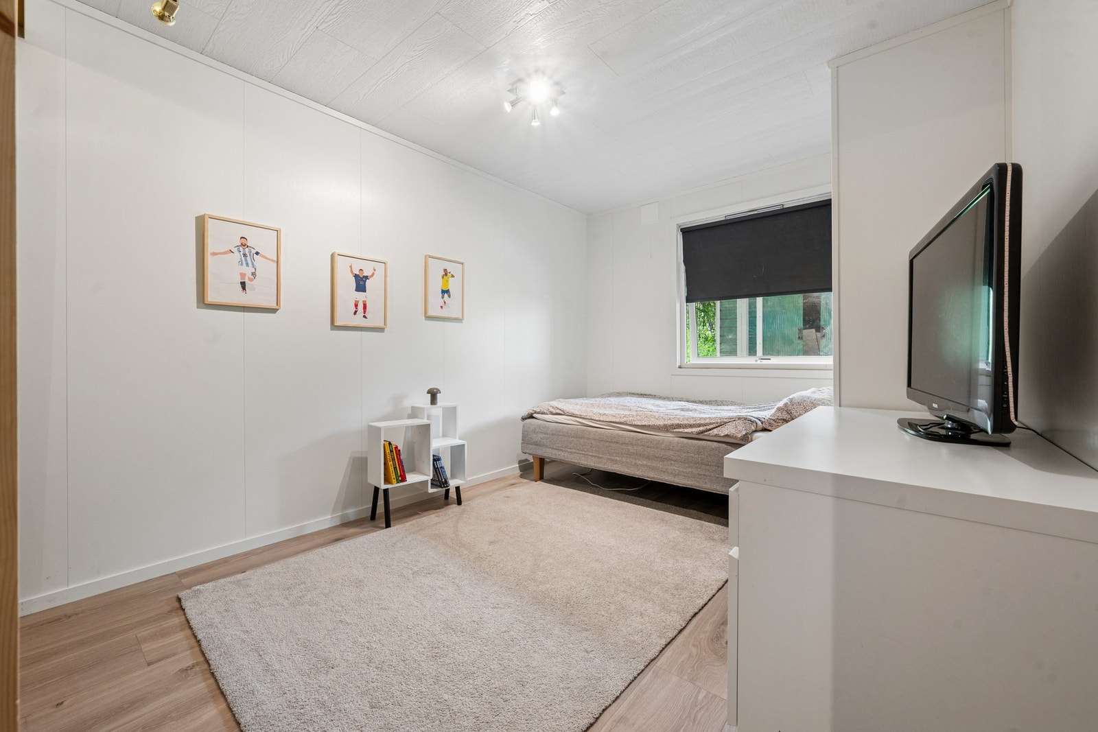 Rommene har lyse nyere overflater og er av god størrelse med plass til seng og garderobeløsninger. Foto: EFKT Galleribilde