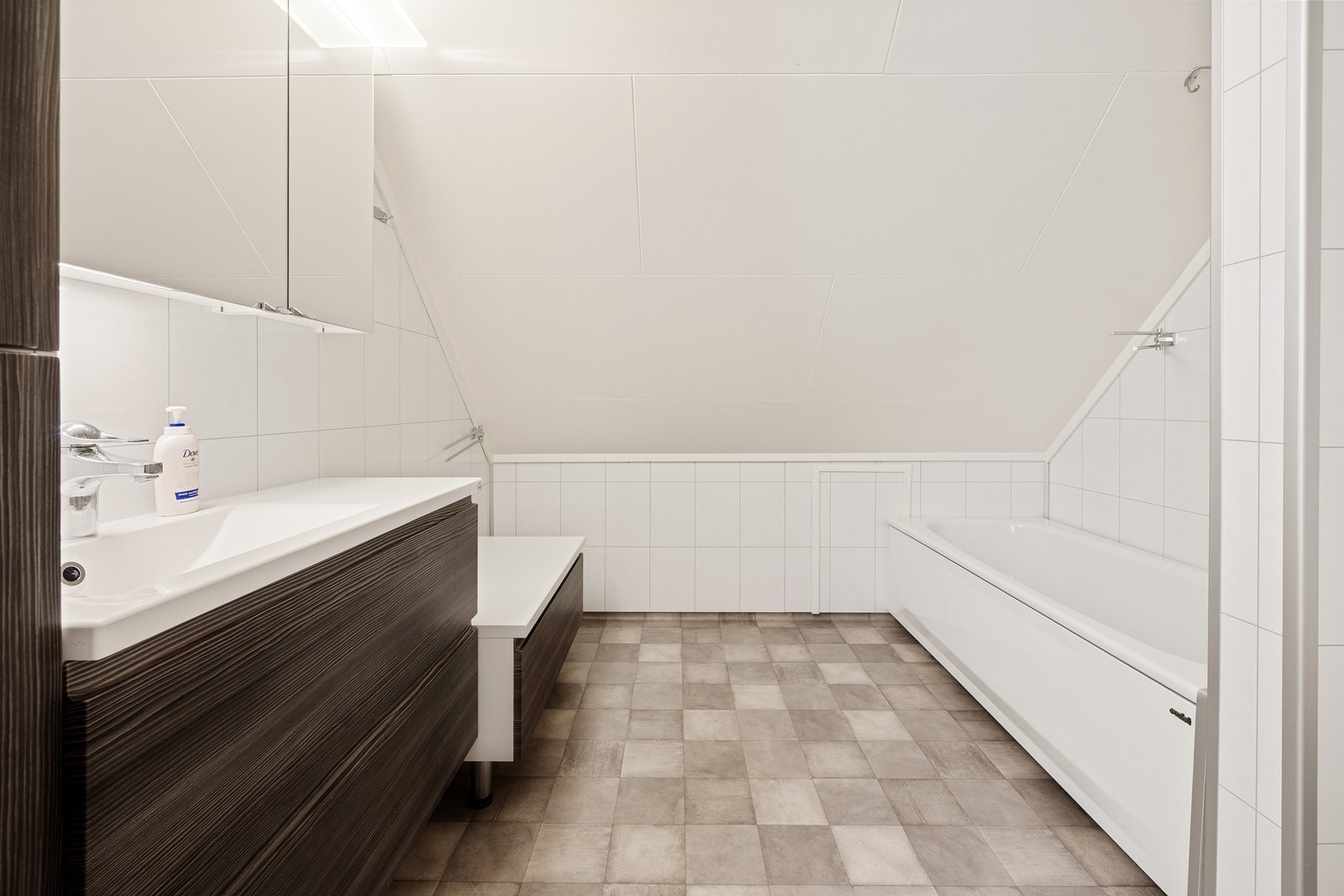Badet har vinylbelegg på gulv, våtromsplater på vegg og mekanisk avtrekk. Galleribilde