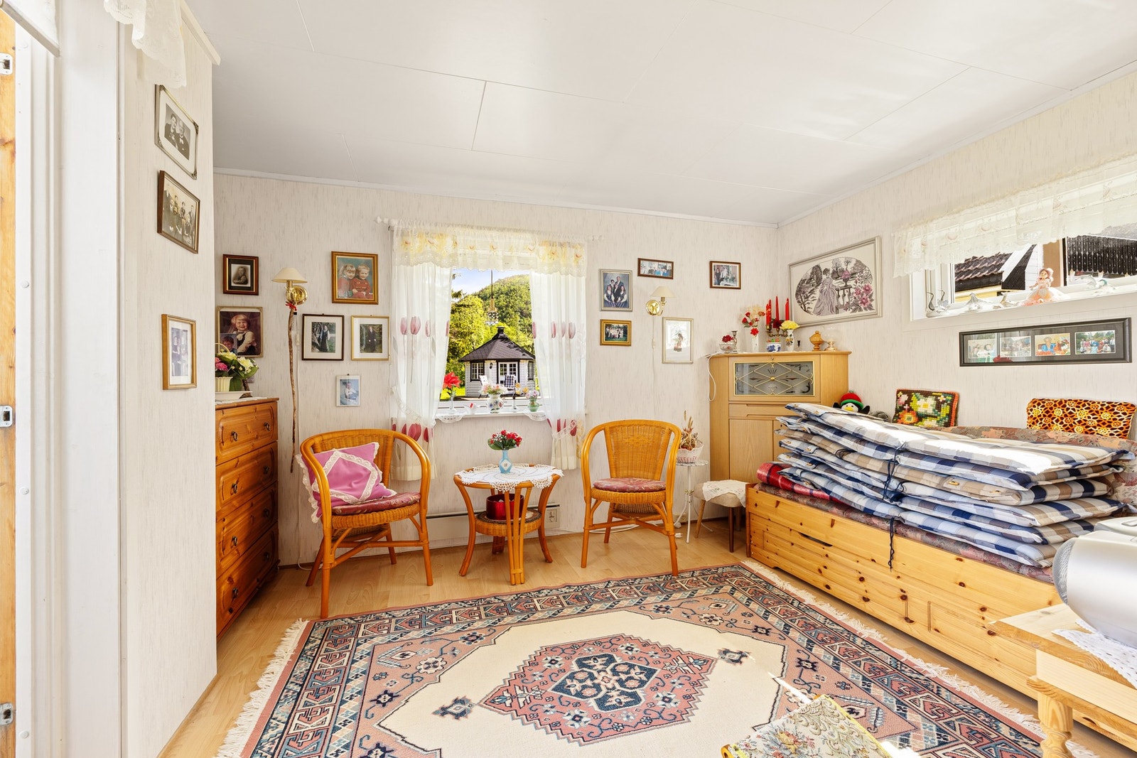 TILLEGGSBOLIG: Stue Galleribilde