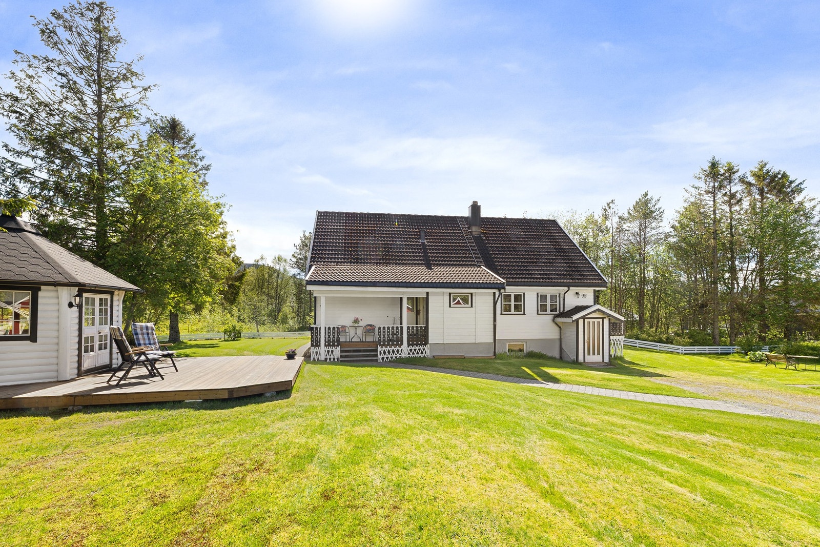 Eiendommen er både landlig og idyllisk - men samtidig svært sentralt på Halsa med kort avstand til "alt". Galleribilde