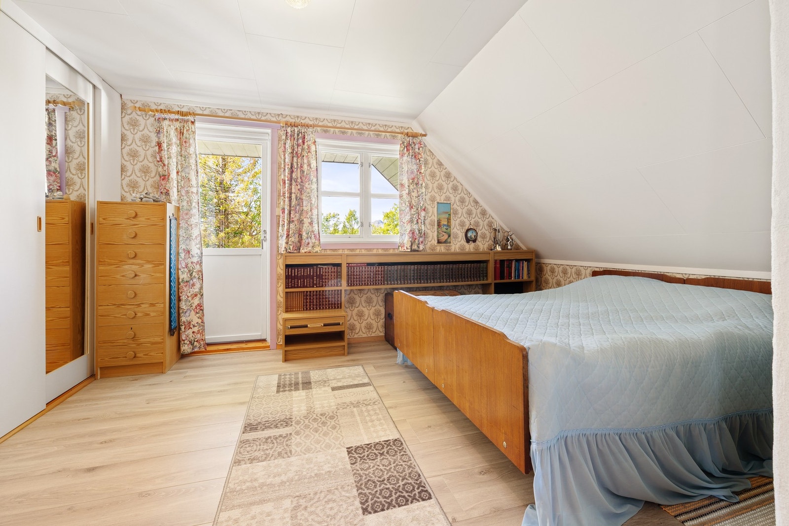 Soverom 2 har en integrert skyvedørsgarderobe og utgang til en egen balkong på ca. 9 m². Galleribilde