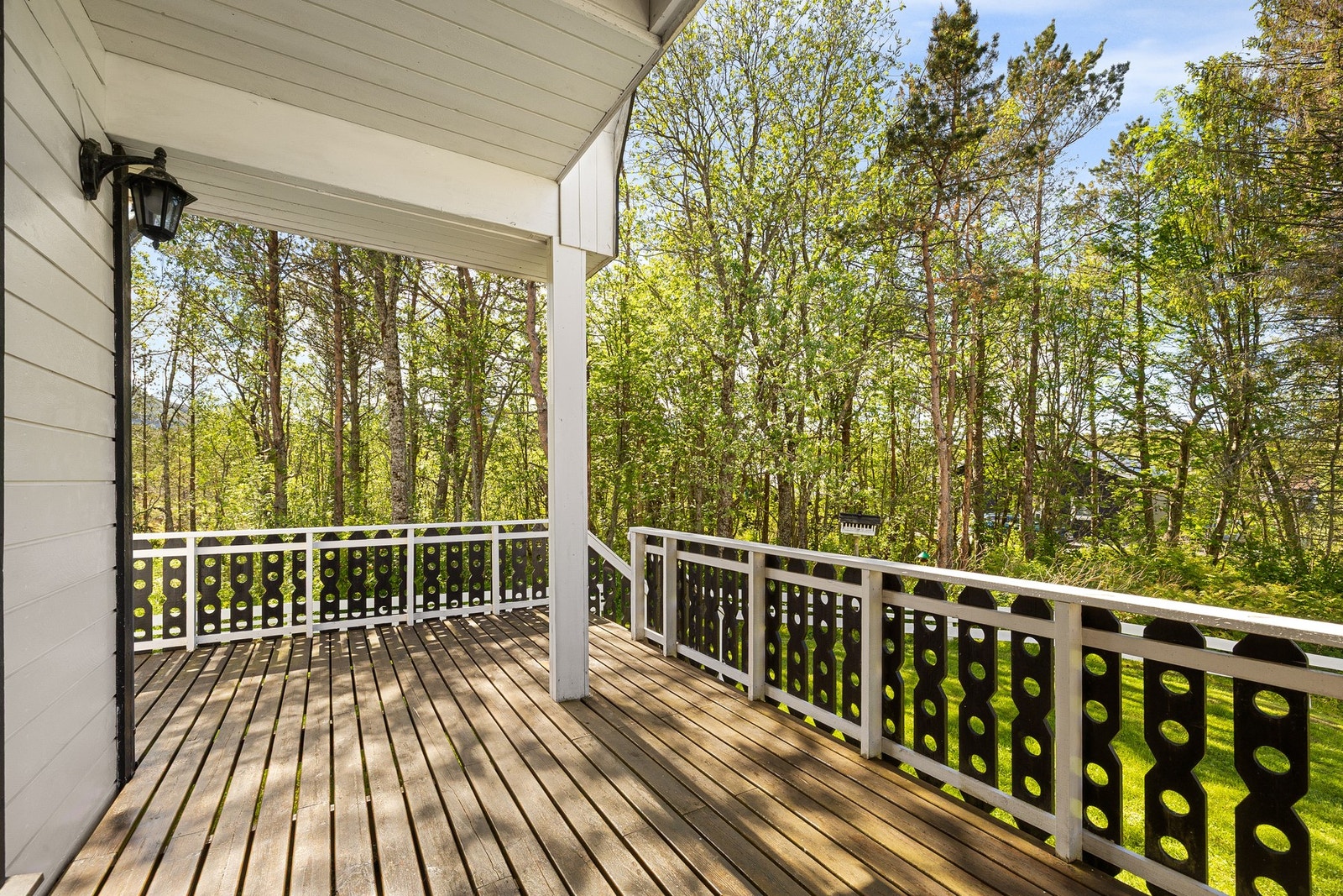 Romslig terrasse på ca. 25 m² med gode solforhold og adkomst til en flott hage. Galleribilde