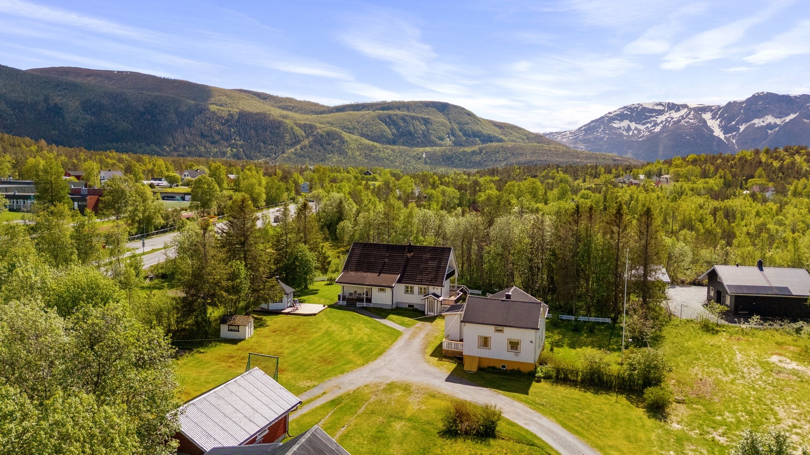 En særegen eiendom som omfatter en innholdsrik enebolig, et eldre tilleggsbygg/enebolig, låve og to garasjer på stor tomt. Galleribilde