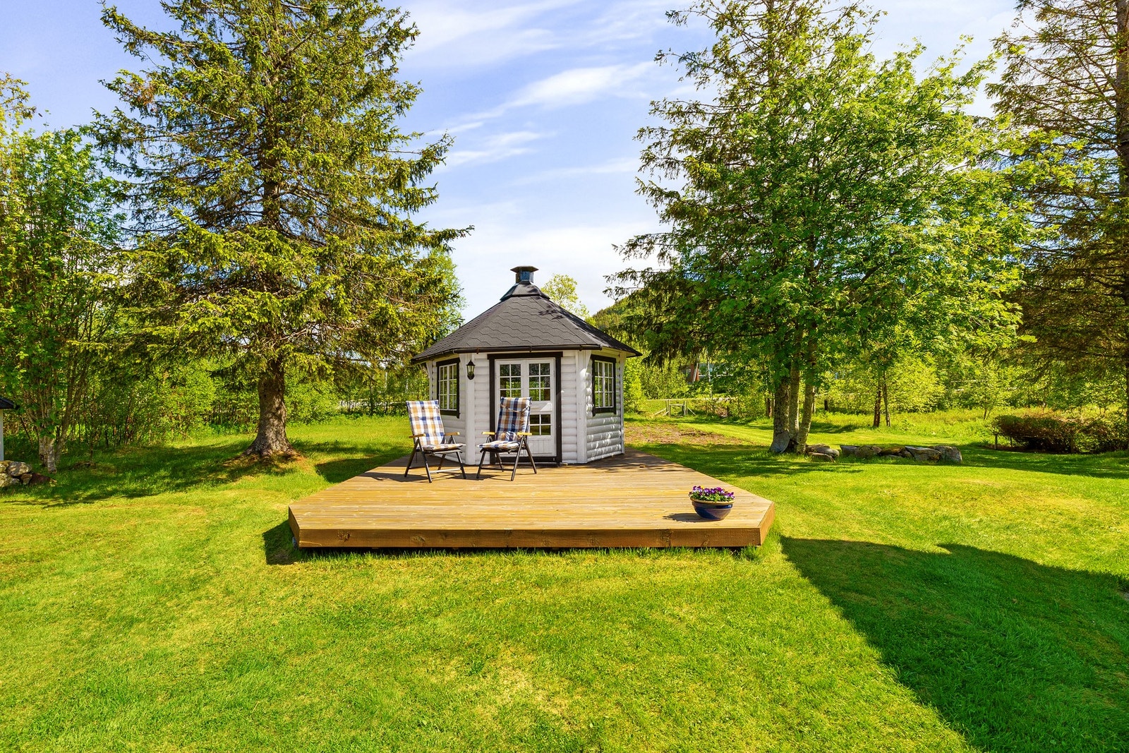 Koselig grillhytte med terrasse - med svært gode sol- og lysforhold. Galleribilde