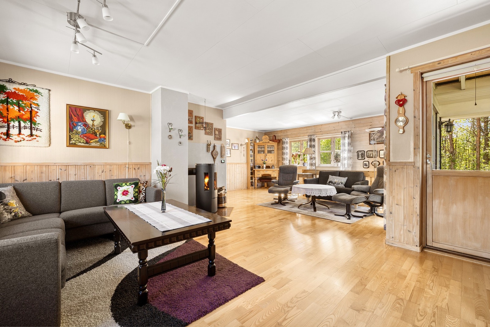 Stor stue med god møbleringsfrihet og godt lysinnslipp fra flere vindusflater. Galleribilde