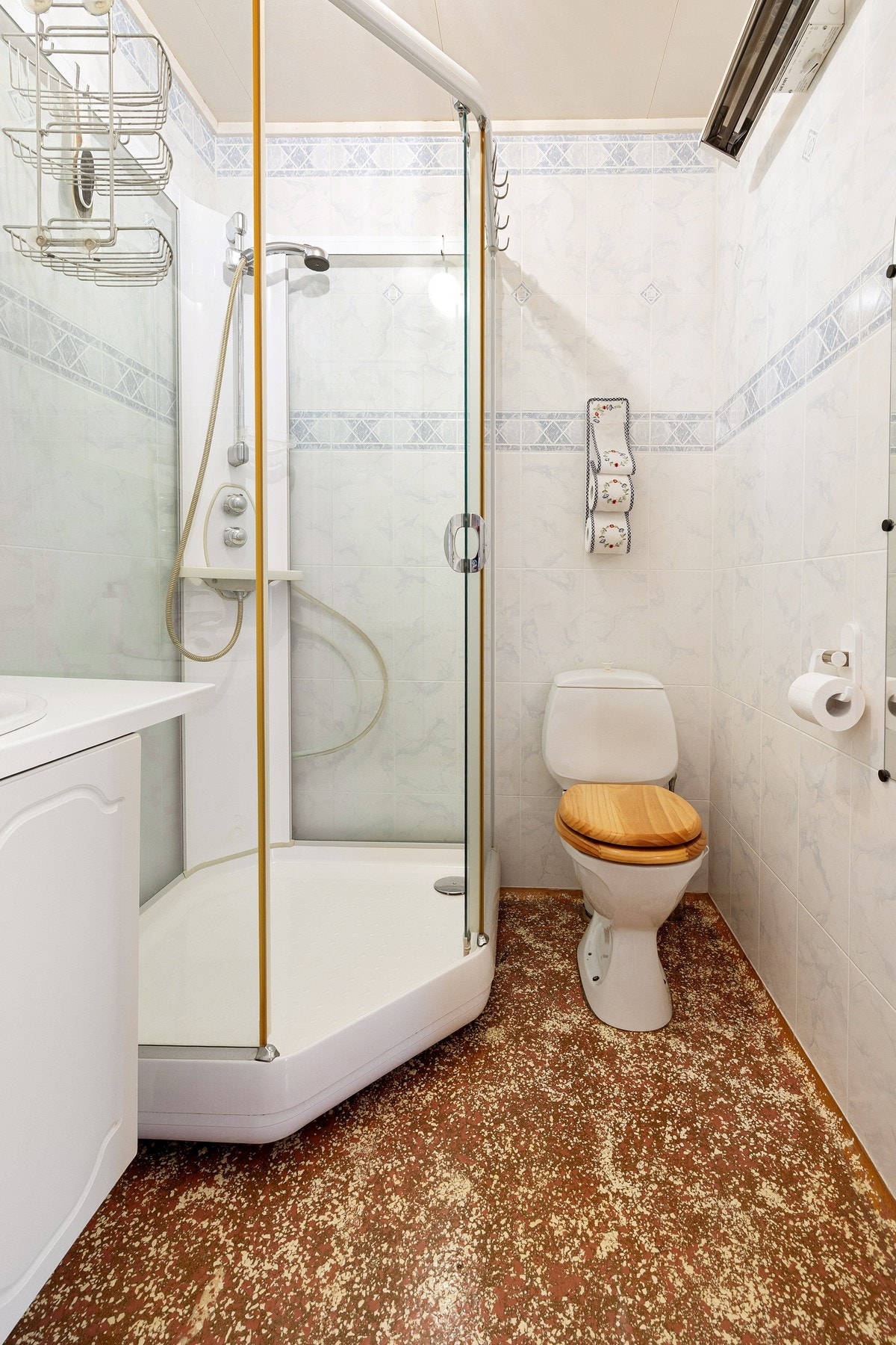 Badet i første etasje har dusjkabinett, gulvmontert toalett og baderomsinnredning med servant. Galleribilde