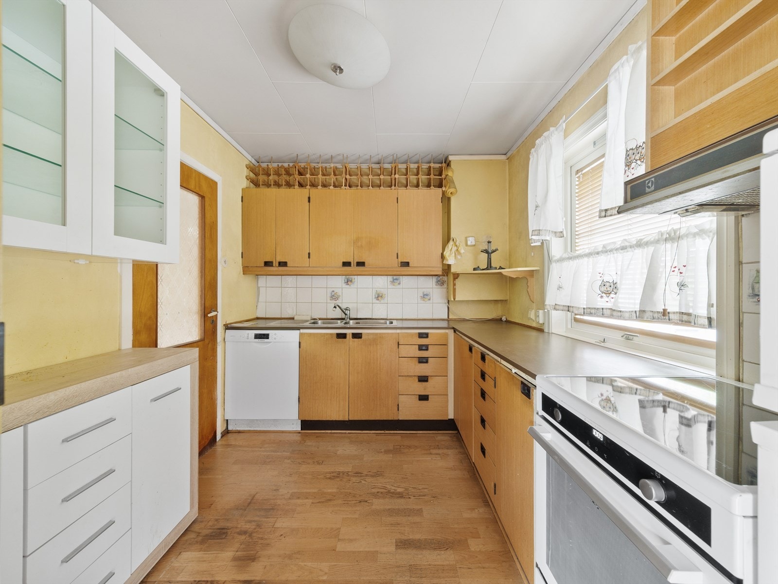 Det er kjøkkenventilator med avtrekk ut. Galleribilde