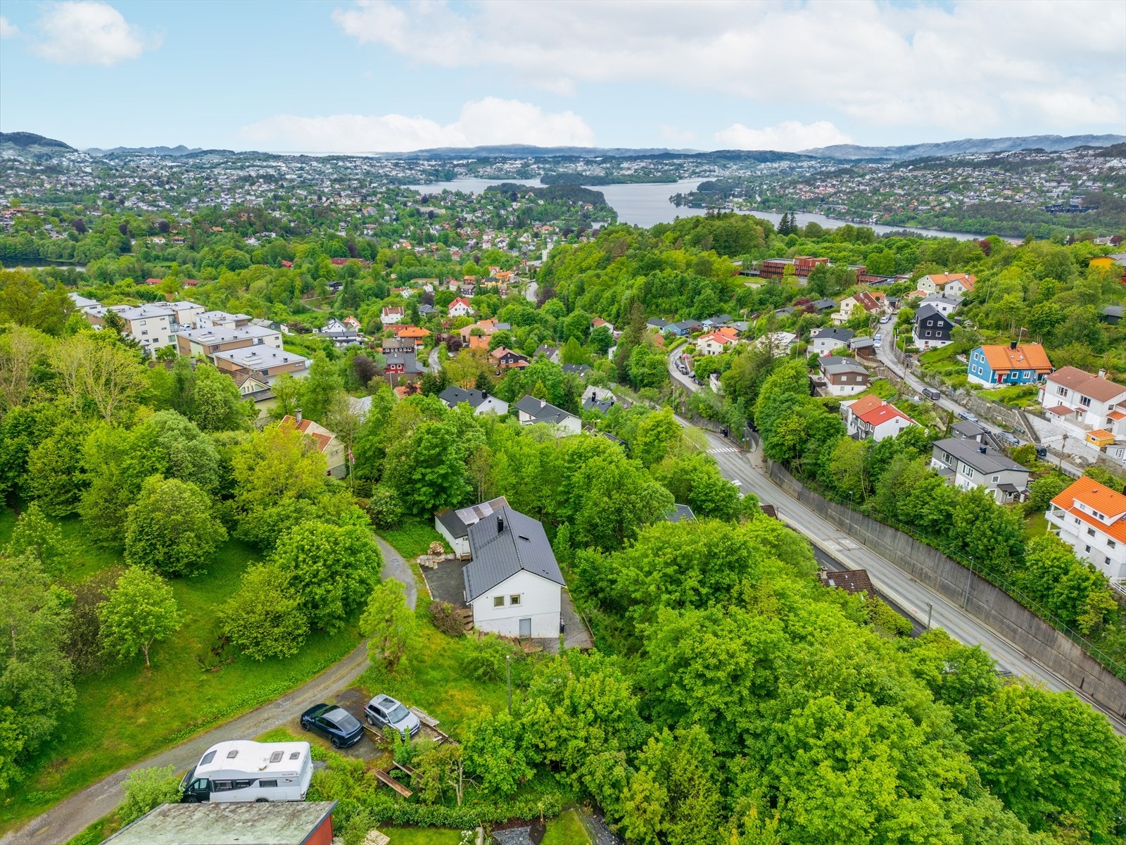 Eiendommen er på ca. 940 kvm med stort potensiale. Huset har behov for rehabilitering, så er kan du skape din drømmebolig. Galleribilde