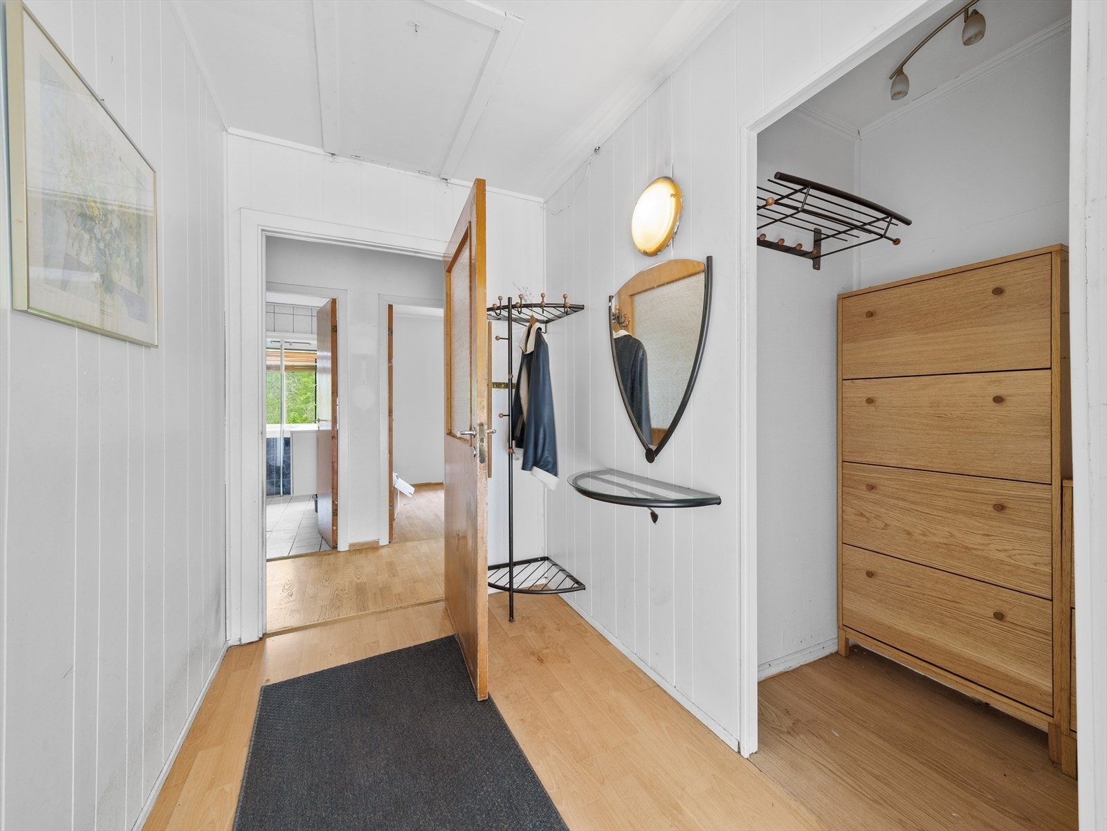 Gang med mulighet til å henge fra seg yttertøy og sko. Galleribilde