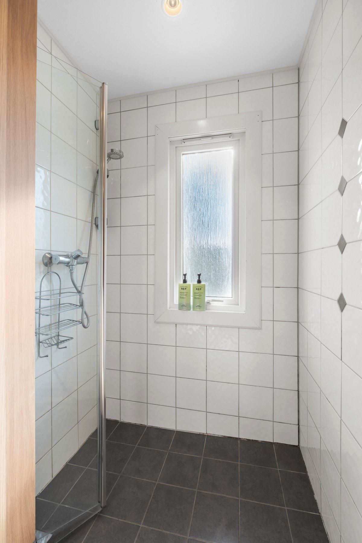 Badet har en romslig dusjosone. Galleribilde