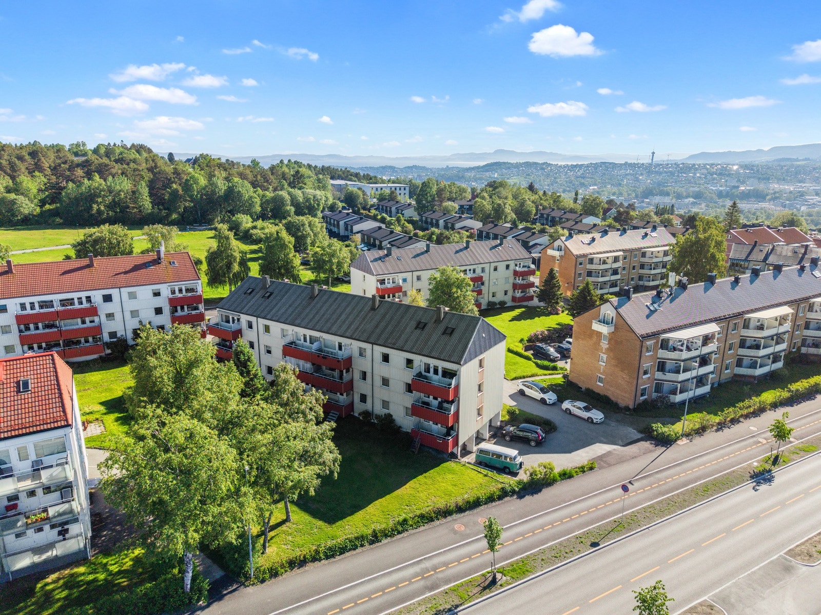 Leiligheten ligger fint til med gangavstand til to butikksenter og Bymarka rett ved. Galleribilde