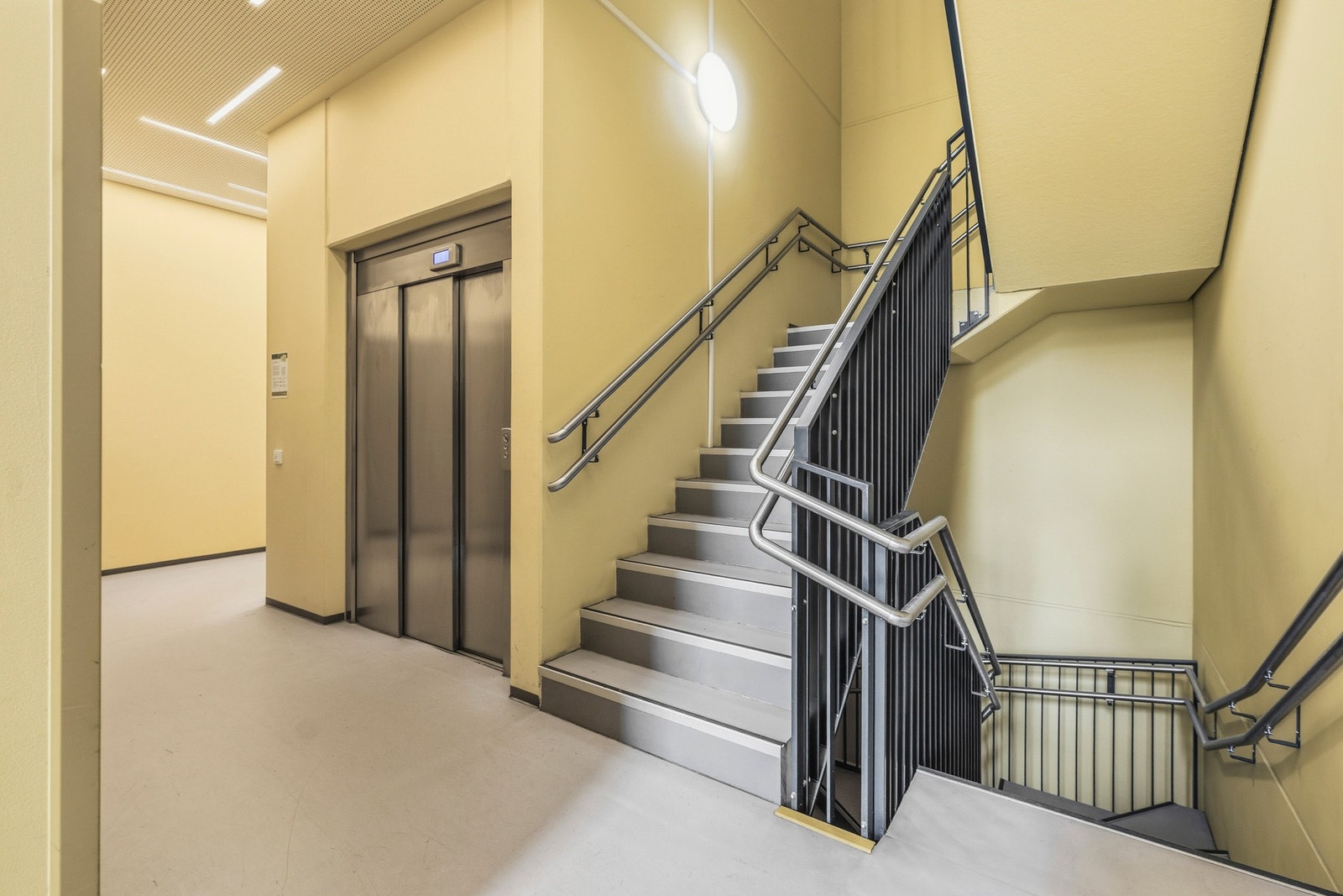 Fint inngangsparti. Det er heis i bygget. Galleribilde