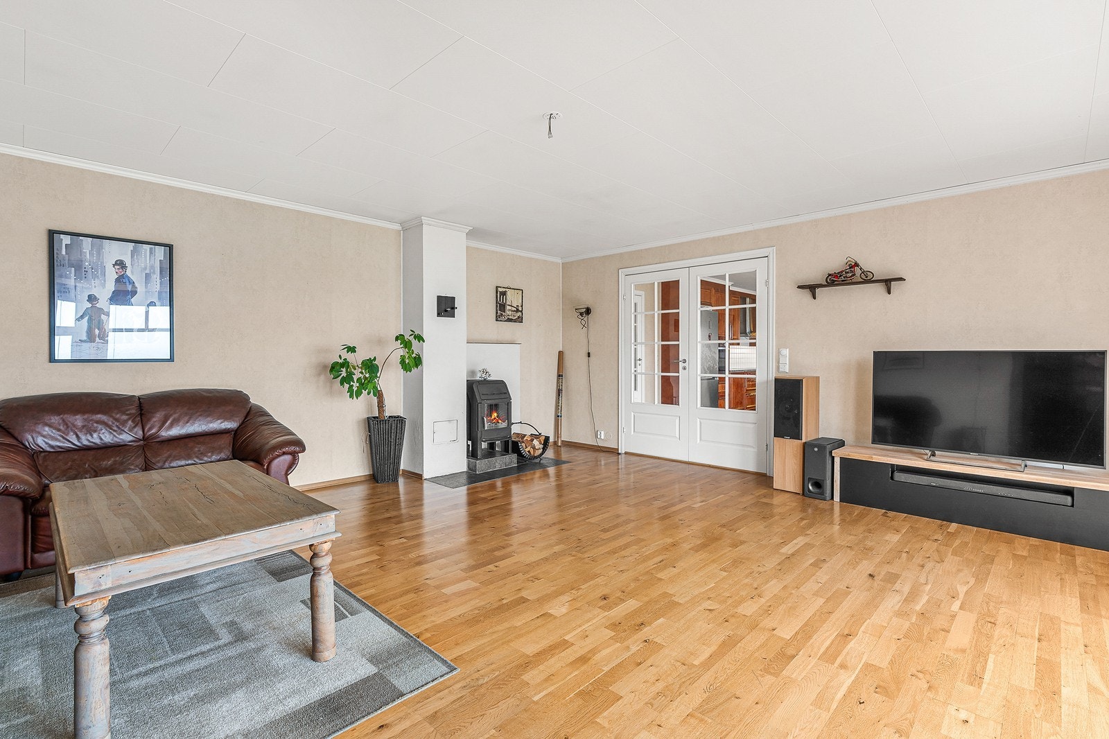 I stuen er det vedovn som er perfekt for kalde dager. Det er også varmekabler i gulvet. Galleribilde
