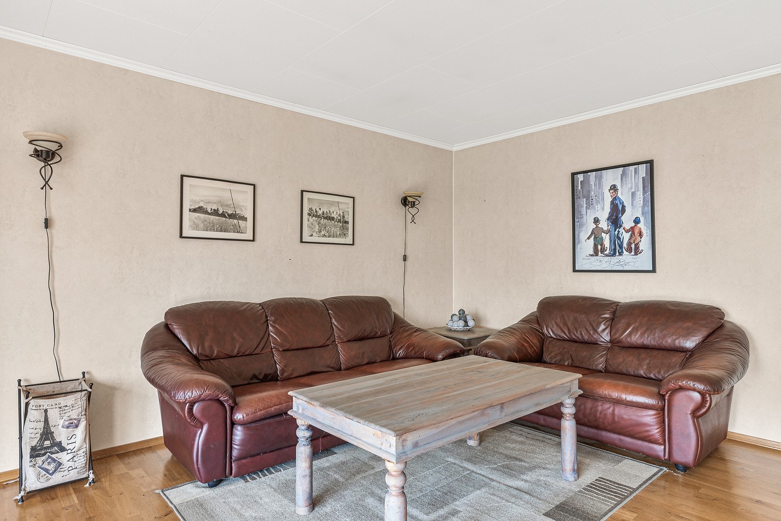 I stuen er det parkett på gulvet og malte og tapetserte vegger. Galleribilde